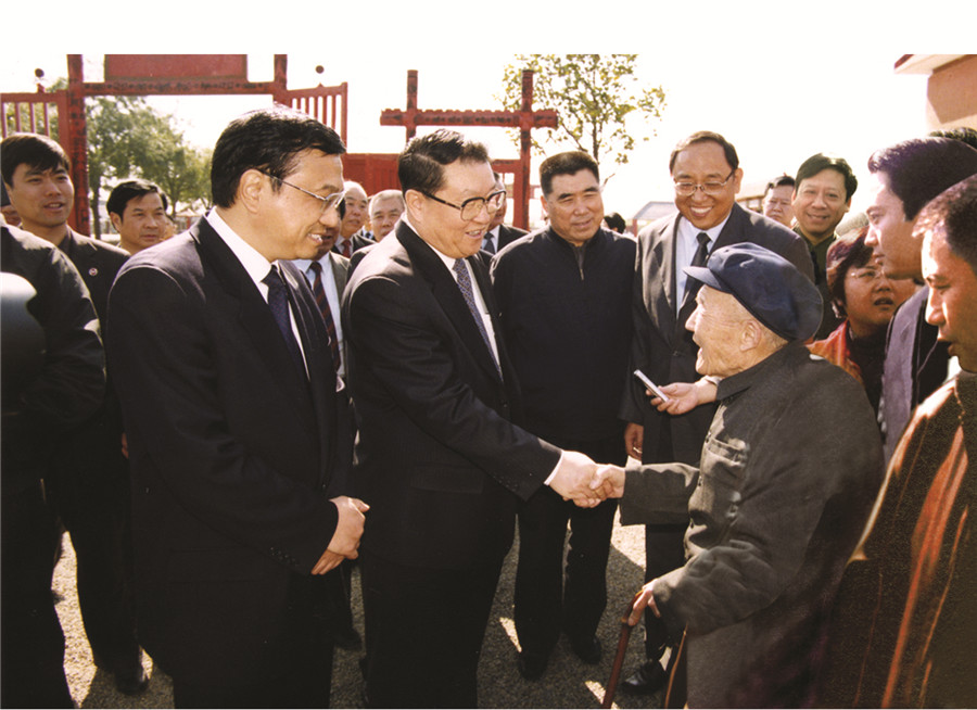 中共中央政治局常委、國(guó)務(wù)院總理（時(shí)任河南省委書記）李克強(qiáng)，原中共中央政治局常委李長(zhǎng)春接見吳培文