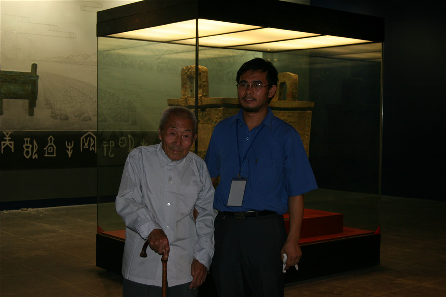 2005年，安陽(yáng)殷墟考古工作站站長(zhǎng)唐際根與吳培文老人合影