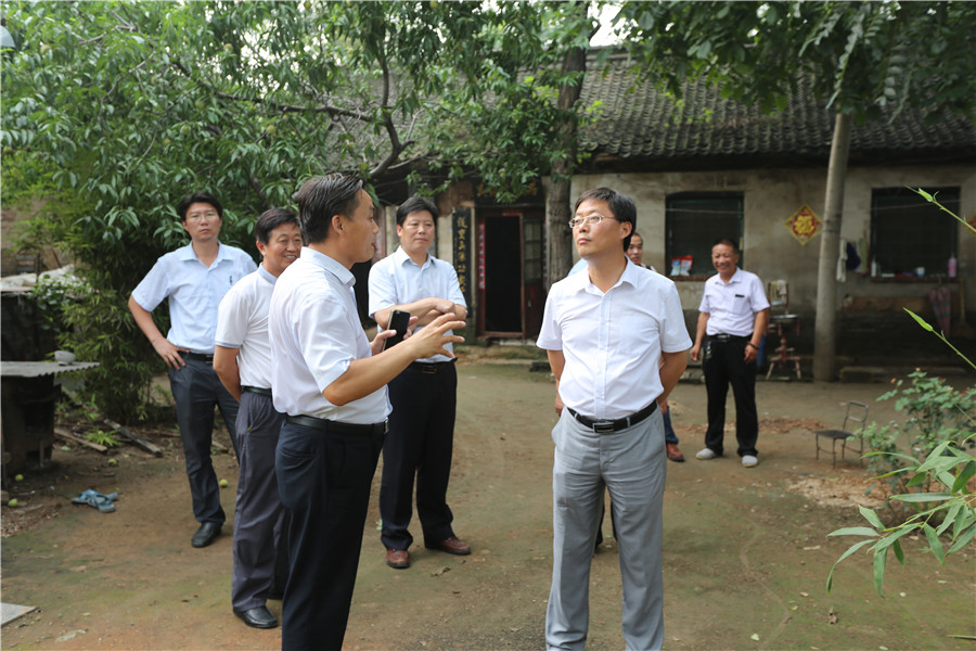 袁勇副市長(zhǎng)調(diào)研武官村省級(jí)文物保護(hù)單位吳家大院，并聽(tīng)取司母戊公司董事長(zhǎng)吳蘇桉匯報(bào)企業(yè)正在推進(jìn)、實(shí)施的武官村民俗文化村建設(shè)項(xiàng)目