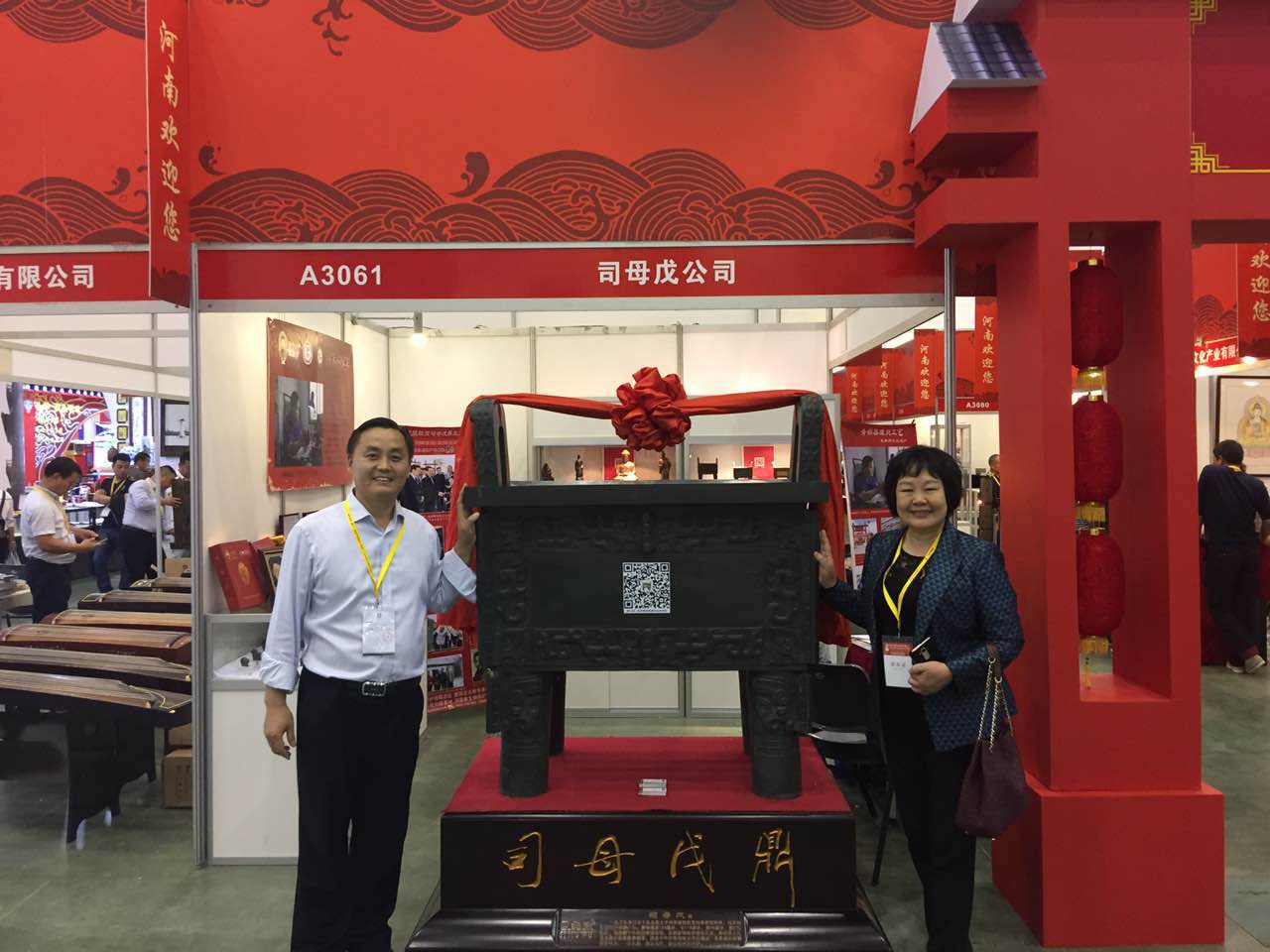河南省文化廳副廳長(zhǎng)閆彩敬關(guān)注安陽(yáng)展出的司母戊鼎工藝美術(shù)品
