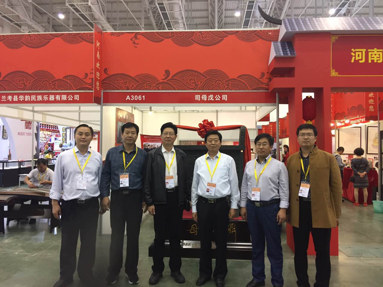 安陽(yáng)市政府副秘書長(zhǎng)蘇保民、市文廣新局局長(zhǎng)王金濤等領(lǐng)導(dǎo)視察司母戊公司展出的殷商文化產(chǎn)品
