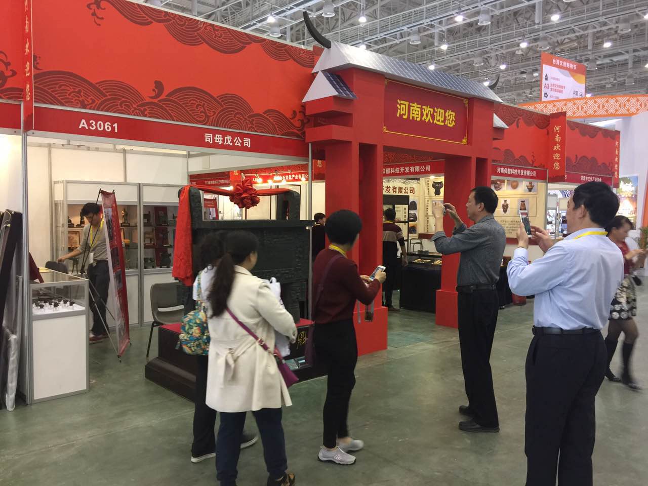 游客紛紛關(guān)注安陽(yáng)市司母戊公司展出的高仿司母戊鼎