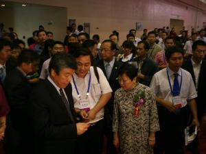 全國政協副主席盧展工（原河南省委書記）盧展工、中國人民對外友好協會會長李小林觀看公司產品