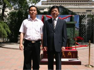 河南省政協副主席靳綏東與司母戊公司董事長吳蘇桉合影