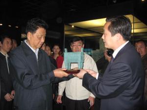 董事長吳蘇桉向原全國政協副主席王忠禹贈送公司產品